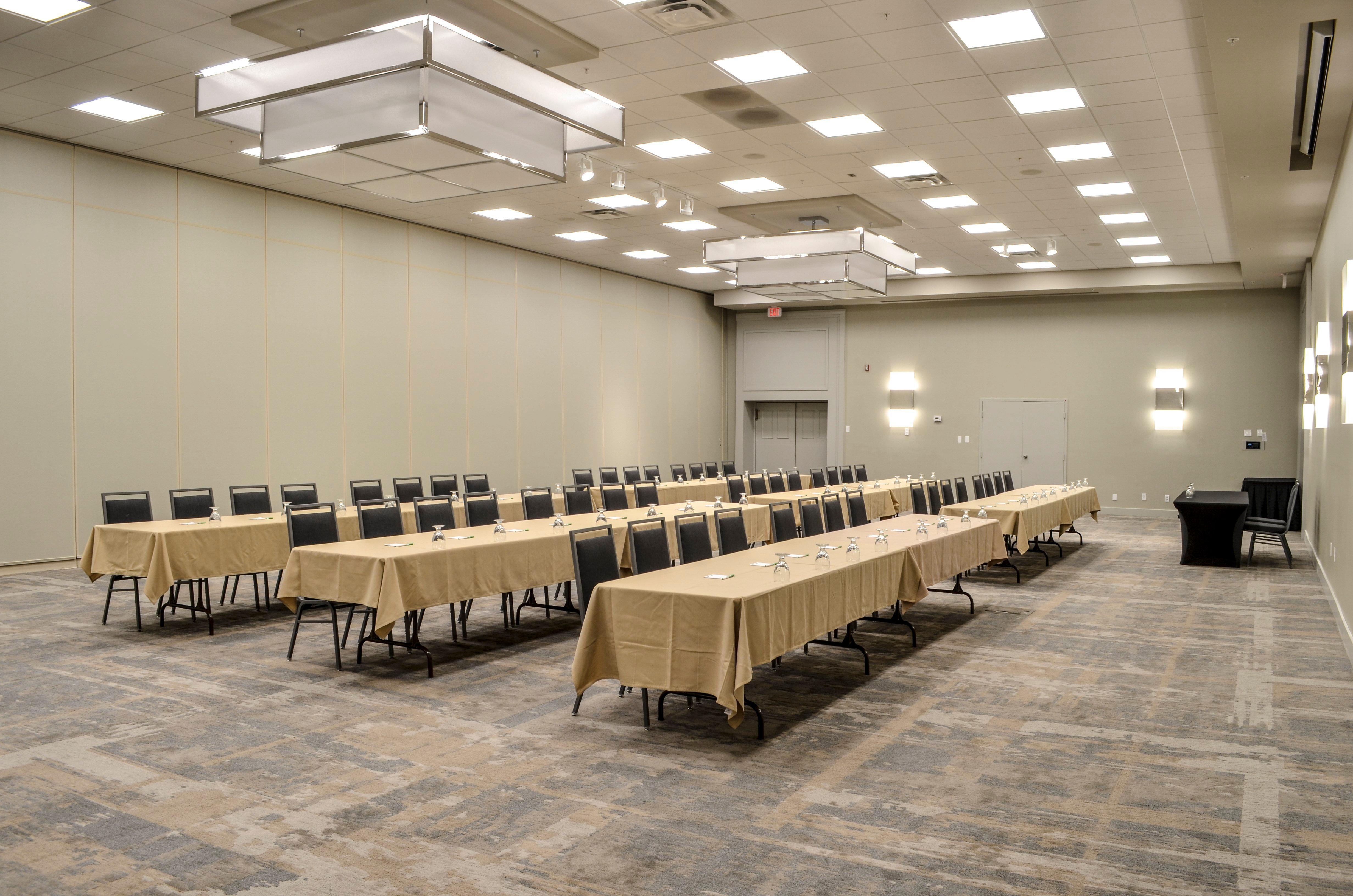 Holiday Inn Fargo By Ihg Exterior photo